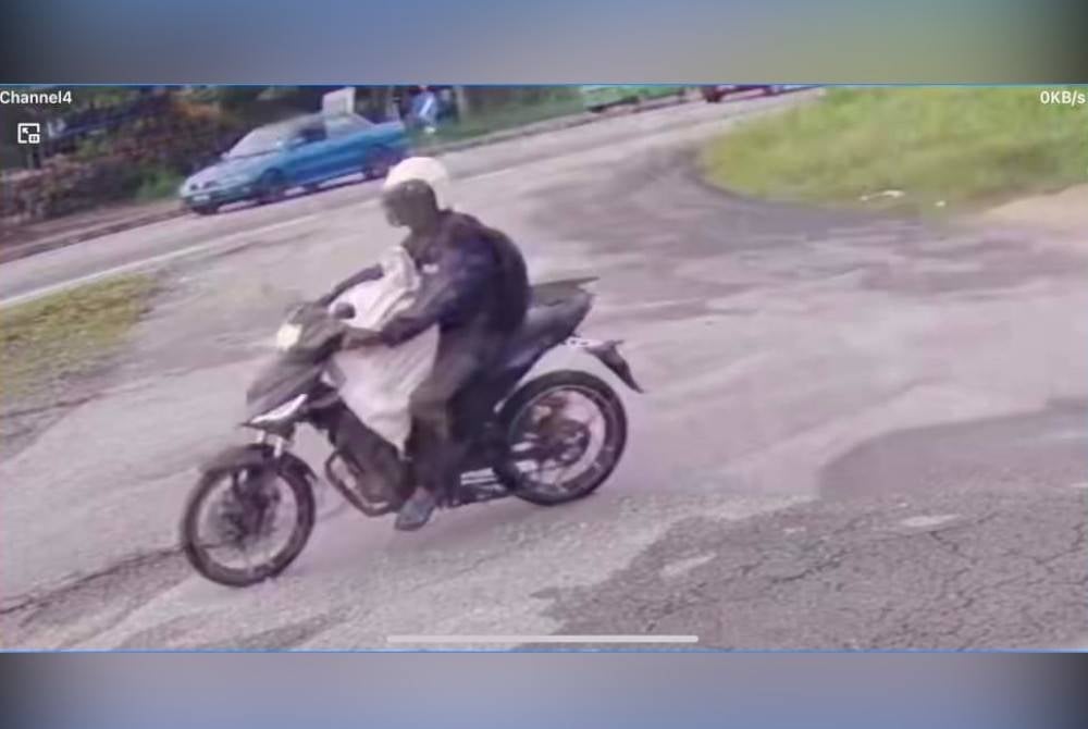 Tangkap layar CCTV memaparkan lelaki itu membawa seguni pisang yang diambil dari premis buah-buahan di Seberang Temerloh pada Jumaat.