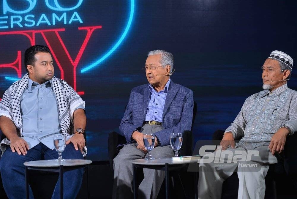 Muhammad Nadir Al-Nuri (kiri), Dr Mahathir (tengah) dan Mohd Anas pada program 'Di Sebalik Isu Bersama FY: Al-Aqsa, Ke Mana Akhirnya' di Studio Sinar Harian pada Jumaat. - Foto Sinar Harian/ASRILASWANDI SHUKOR.