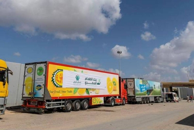 Konvoi truk yang membawa bekalan makanan dan keperluan lain menanti di sempadan Rafah-Gaza pada Khamis menunggu lampu hijau bagi membenarkan bantuan kemanusiaan dibawa masuk.