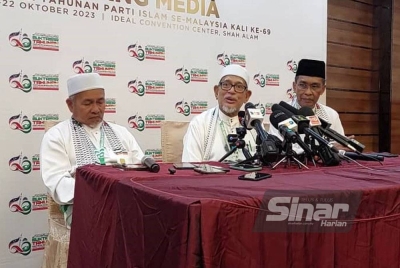 Abdul Hadi (tengah) ketika sidang media pada Muktamar Pas Tahunan ke-69 di IDCC pada Jumaat. - Foto Sinar Harian / MOHD HALIM ABDUL WAHID.