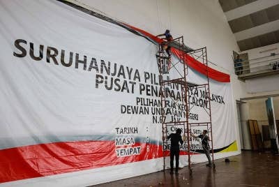 Pekerja kontrak memasang kain rentang sempena proses penamaan calon esok bagi Pilihan Raya Kecil (PRK) Dewan Undangan Negeri (DUN) N.67 Jepak ketika tinjauan di Dewan Suarah Bintulu hari ini.