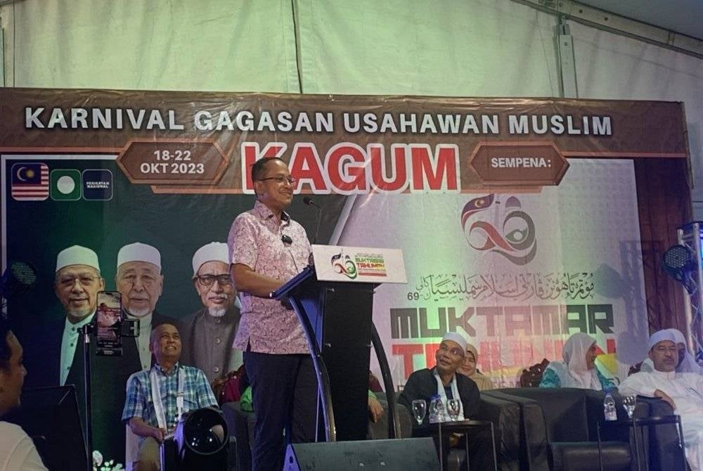 Ahmad Samsuri menyampaikan ucapan semasa acara Pidato Empat Menteri Besar iaitu Kelantan, Terengganu, Perlis dan Kedah di Ideal Convention Centre (IDCC) sempena Muktamar Tahunan Pas kali ke-69 pada malam Jumaat.