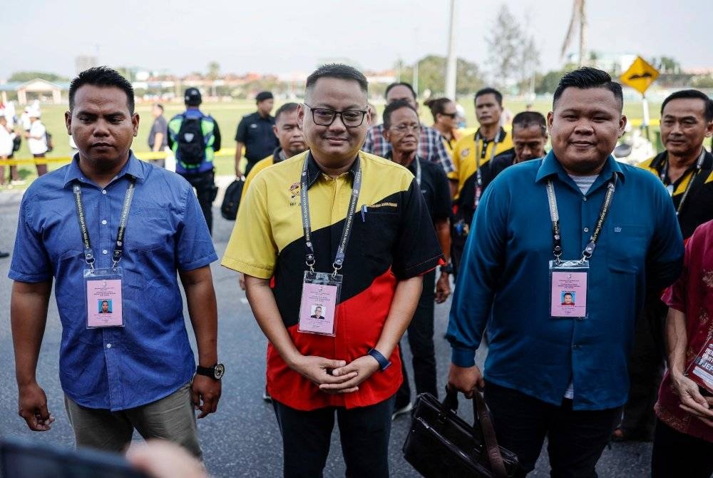BINTULU, 21 Okt -- Calon Parti Bumi Kenyalang (PBK) Pilihan Raya Kecil (PRK) bagi Dewan Undangan Negeri (DUN) N.67 Jepak, Stevenson Sumbang (tengah) tiba di Pusat Penamaan Calon bagi PRK DUN N.67 Jepak di Dewan Suarah Bintulu hari ini.
PRK DUN Jepak diadakan susulan kematian penyandangnya Datuk Talib Zulpilip pada 15 Sept lepas.
-- fotoBERNAMA (2023) HAK CIPTA TERPELIHARA