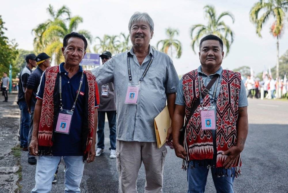 BINTULU, 21 Okt -- Calon Parti Aspirasi Rakyat Sarawak (SAPA) Pilihan Raya Kecil (PRK) bagi Dewan Undangan Negeri (DUN) N.67 Jepak, Chieng Lea Phing (tengah) tiba di Pusat Penamaan Calon bagi PRK DUN N.67 Jepak di Dewan Suarah Bintulu hari ini.
PRK DUN Jepak diadakan susulan kematian penyandangnya Datuk Talib Zulpilip pada 15 Sept lepas.
-- fotoBERNAMA (2023) HAK CIPTA TERPELIHARA
