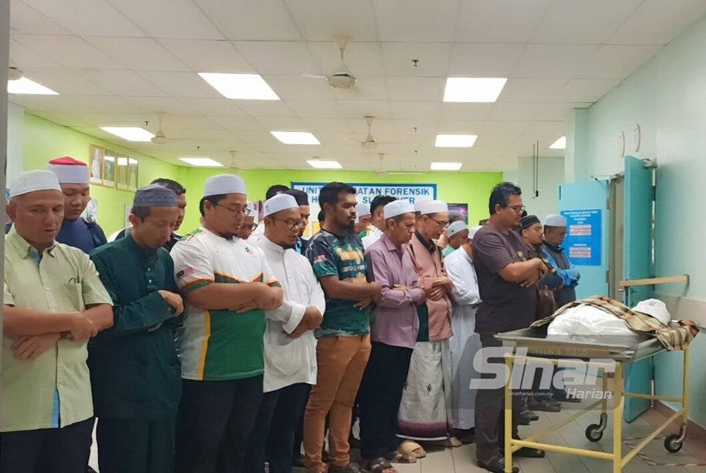 Jenazah disembahyangkan ahli keluarga dan komuniti Pas Sungai Petani sebaik selesai urusan mandi dan kafan di Unit Forensik Hospital Slim River pada Jumaat.