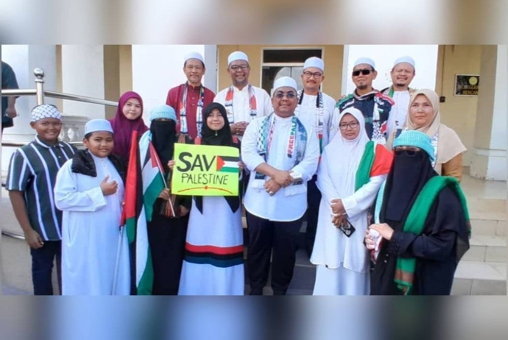 Gambar kenangan Fatihah Nabila (empat dari kiri) bersama Menteri Besar Kedah, Datuk Seri Muhammad Sanusi Md Nor.