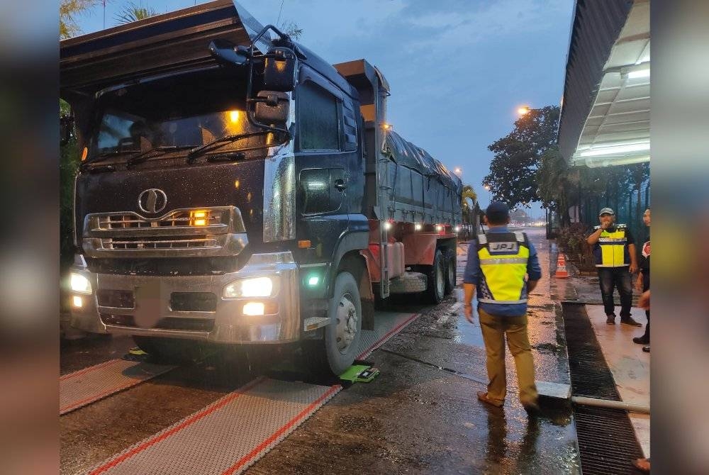 Sebuah lori yang diarah timbang selepas dipercayai membawa muatan berlebihan dikesan menerusi Op Patuh Khas di sekitar Selangor pada Jumaat.