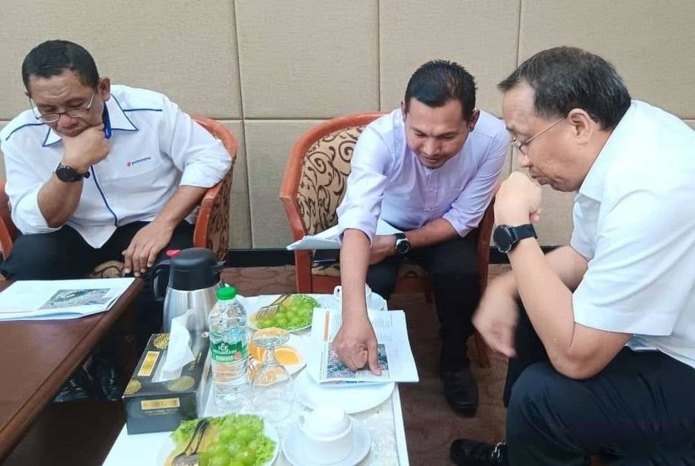 Mohammad Fakhruddin (kanan) pada sesi perbincangan dan taklimat bersama pihak Rapid Bas Kuantan di Dewan Jubli Perak Sultan Ahmad Shah, Lipis baru-baru ini. - Foto Facebook Fakhruddin Ariff