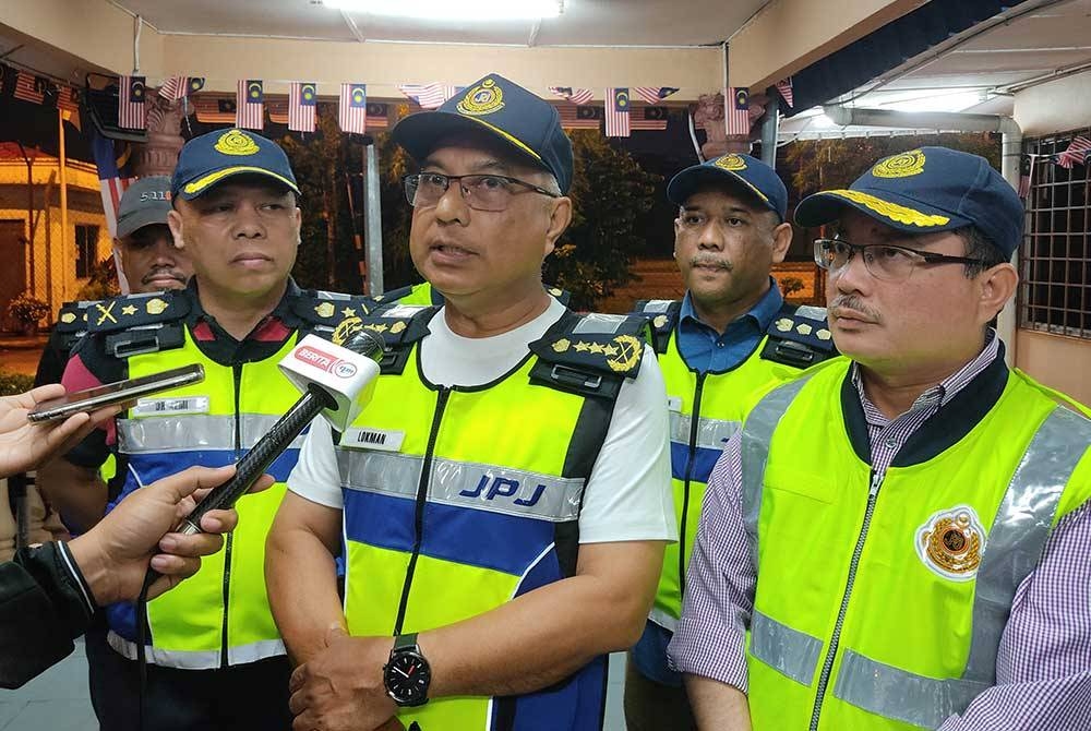 Lokman (tengah) ketika ditemui pemberita semasa Op Patuh Khas di Stesen Penguat kuasa Banting, pada Jumaat.