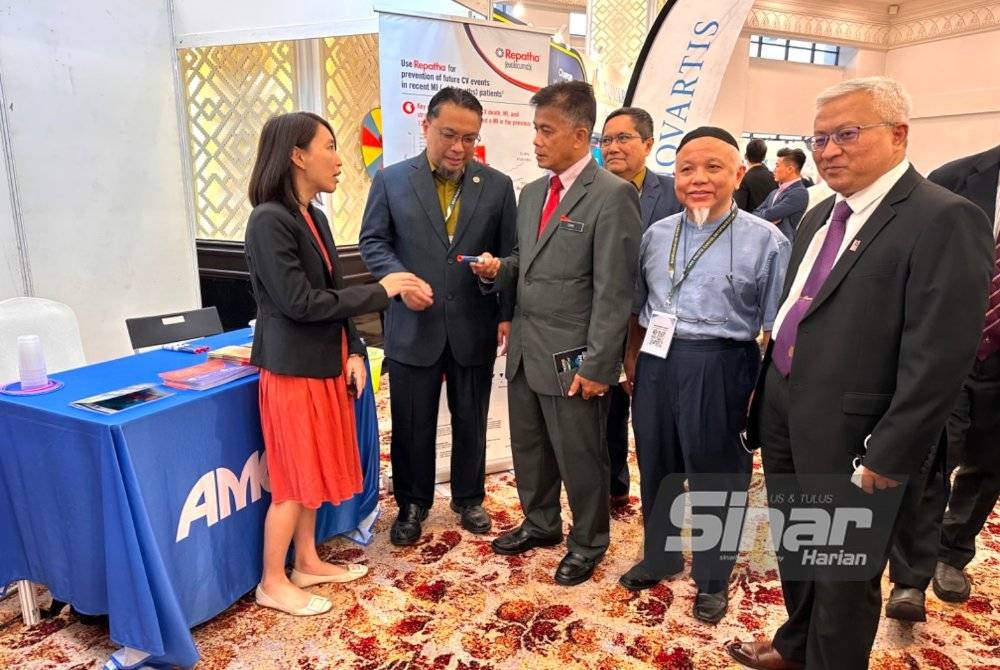 Dr Zaini (tiga dari kiri) dan Dr Shaharum (kanan) melawat gerai pameran di Persidangan Asia Pacific Cardiology Update@Universiti Sains Malaysia (USM) 2023 (APCU) kali ke-14 di Kota Bharu.