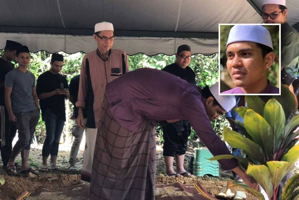Imaduddin menyiram air mawar di pusara ibunya sambil disaksikan Md Noor (belakang, kiri) di Tanah Perkuburan Islam Kampung Teluk Wang, Sungai Petani pada Sabtu. Gambar kecil: Imaduddin