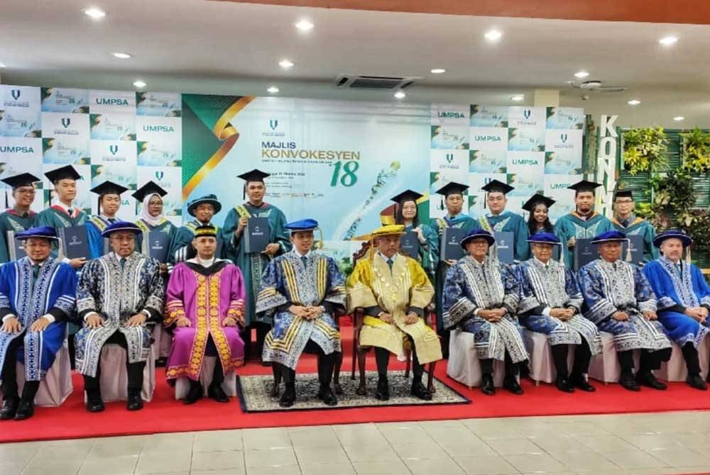 Al- Sultan Abdullah berkenan bergambar bersama penerima sijil graduan pada Majlis Konvokesyen ke-18 UMPSA di kompleks sukan UMPSA Kampus Gambang di sini pada Sabtu.