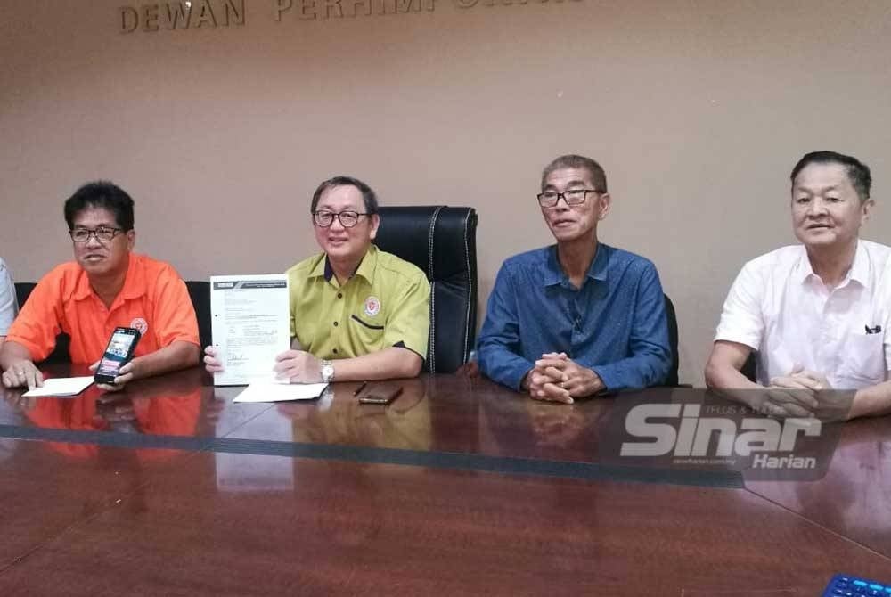 Lai Hock (tengah) bersama wakil NGO yang menganggotai Dewan Perhimpunan Cina Kedah dalam sidang akhbar pada Sabtu.