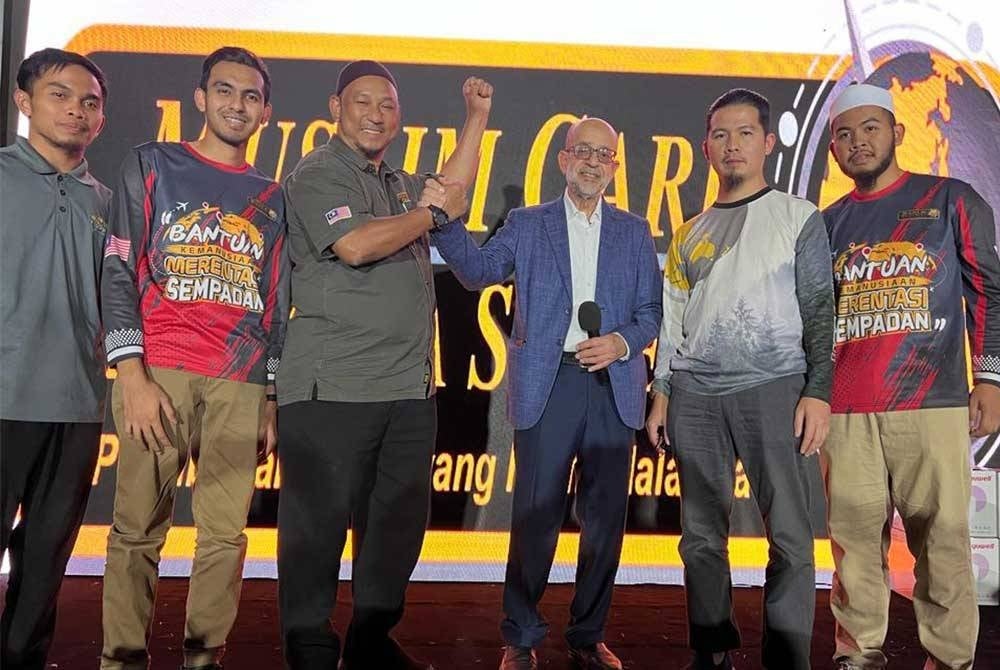 Mohd Johari (tiga dari kiri) dan Dr Essam (tiga dari kanan) mengucapkan terima kasih kepada rakyat Malaysia kerana pantas menghulurkan sumbangan bagi membantu rakyat Palestin.