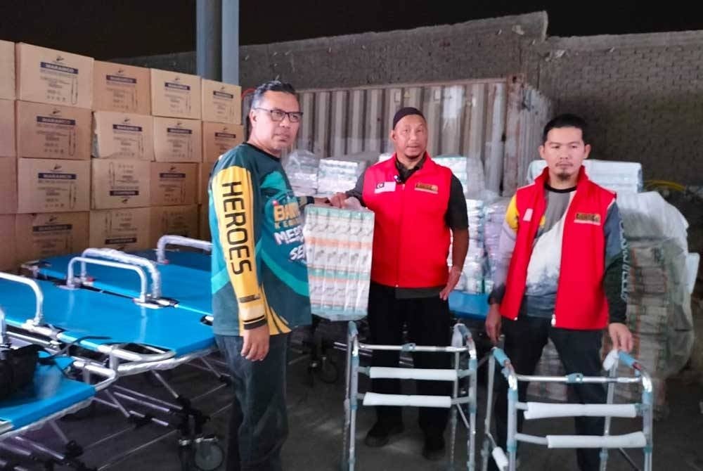 (Dari kiri) Tuan Asri, Mohd Johari dan Ahmad Safuan melihat sebahagian barangan perubatan yang disumbangkan MCM untuk dihantar ke Gaza.