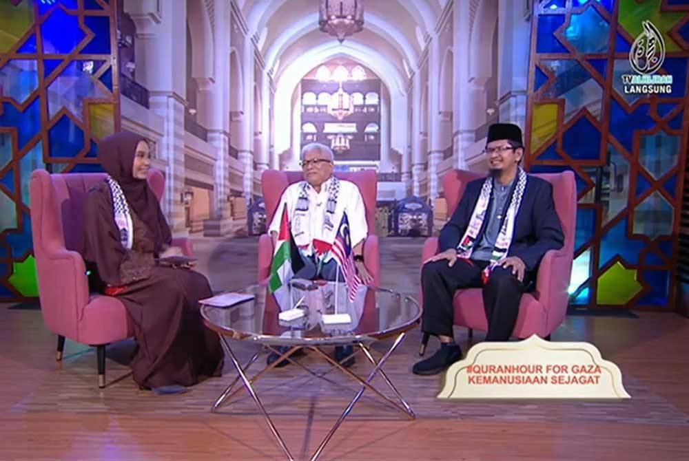 Pengasas Yayasan Warisan Ummah Ikhlas (WUIF), Datuk Hussamuddin Yaacub (tengah) bersama Timbalan Dekan, Fakulti Pengajian Quran Sunnah Universiti Sains Islam Malaysia (USIM), Profesor Madya Dr Ahmad Sanusi Azmi (kanan) ketika program 'Assalamualaikum' yang disiarkan secara langsung di TV Alhijrah pada Sabtu