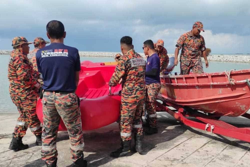 Anggota bomba memeriksa enjin bot sebagai persediaan Bulan Kesiapsiagaan Bencana Banjir MTL di Jeti Awam Marina, Kota Laksamana, di sini pada Sabtu.