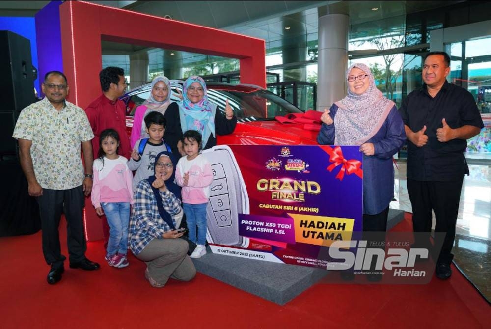 Fuziah Salleh (dua dari kanan) bergambar bersama pemenang utama pada cabutan bertuah Belanja dan Menang Program Jualan Malaysia (PJM) siri akhir di IOI City Mall Putrajaya pada Sabtu. Foto Sinar Harian / MOHD HALIM ABDUL WAHID.