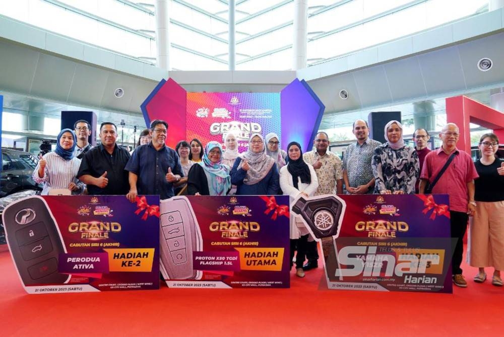Fuziah Salleh (tengah) bergambar bersama pemenang cabutan bertuah Belanja dan Menang Program Jualan Malaysia (PJM) siri akhir di IOI City Mall Putrajaya pada Sabtu. Foto Sinar Harian / MOHD HALIM ABDUL WAHID.
