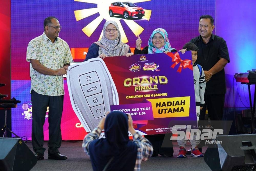 Fuziah Salleh (dua dari kiri) menyampaikan hadiah kepada pemenang utama pada cabutan bertuah Belanja dan Menang Program Jualan Malaysia (PJM) siri akhir di IOI City Mall Putrajaya pada Sabtu. Foto Sinar Harian / MOHD HALIM ABDUL WAHID.