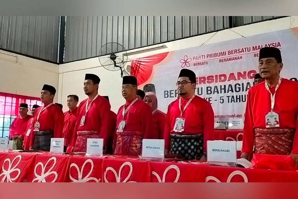 Muhyiddin (tiga dari kanan) hadir Persidangan Bersatu Bahagian Pagoh, di Felda Batu 27 Lenga, Pagoh pada Sabtu.