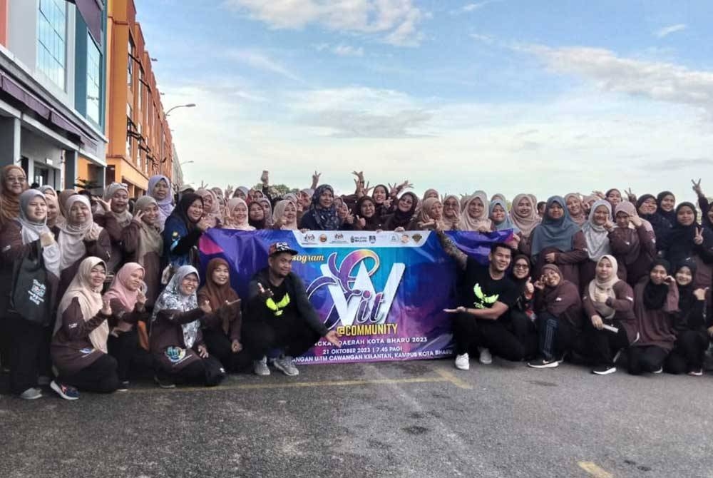 Pelajar institusi pengajian tinggi yang menyertai Mini Karnival Statistik Negara sempena Hari Statistik Negara Peringkat Negeri Kelantan pada Sabtu.