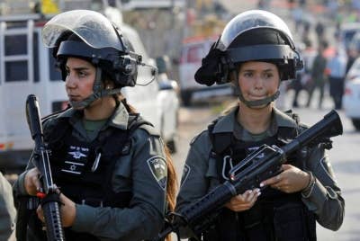Dua anggota polis wanita Israel berkawal di sebuah kawasan kejiranan di Baitulmaqdis Timur. - Foto Agensi 