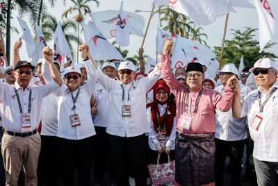 BINTULU, 21 Okt -- Pengerusi Gabungan Parti Sarawak (GPS) Tan Sri Abang Johari Tun Openg bersama Calon GPS bagi Pilihan Raya Kecil (PRK) Dewan Undangan Negeri (DUN) N.67 Jepak, Iskandar Turkee (dua, kanan) tiba di Pusat Penamaan Calon bagi PRK DUN N.67 Jepak di Dewan Suarah Bintulu hari ini.
PRK DUN Jepak diadakan susulan kematian penyandangnya Datuk Talib Zulpilip pada 15 Sept lepas.
-- fotoBERNAMA (2023) HAK CIPTA TERPELIHARA
