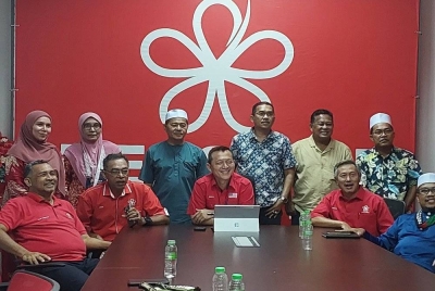 Razali (tengah) selepas Mesyuarat Khas Badan Pimpinan Negeri Terengganu di Ibu Pejabat Bersatu Terengganu pada Jumaat.