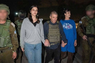 Judith (dua dari kanan) dan anak perempuannya, Natalie dibebaskan Hamas selepas ditahan selama dua minggu di Gaza. - Foto Agensi