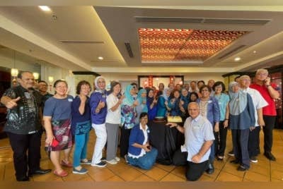 Suasana riuh dengan gelak tawa, celoteh serta alunan muzik 'menggamatkan’ perjumpaan semula bekas pelajar Sekolah Menengah King George V yang kini dikenali Sekolah Menengah Kebangsaan (SMK) KGV di sebuah restoran baru-baru ini. - Foto Bernama