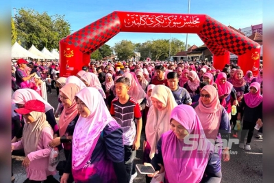 Peserta-peserta yang menyertai jalan kaki sejauh empat kilometer sempena Program Pink Walk 2023 di Dataran Warisan, Stadium Sultan Muhammad IV pada Sabtu.