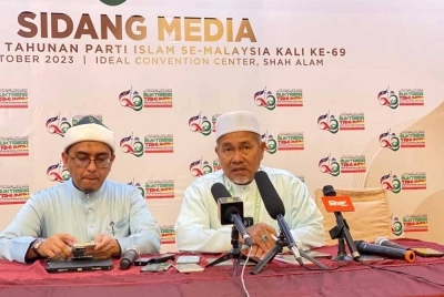 Tuan Ibrahim (kanan) bercakap pada Sidang Akhbar Muktamar Tahunan Pas Ke-69, di Shah Alam pada Sabtu.