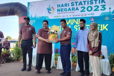 Fareza (dua dari kiri) menerima cenderamata daripada Abdol Samad selepas merasmikan Mini Karnival Statistik Sempena Perayaan Hari Statistik Sedunia pada Sabtu.