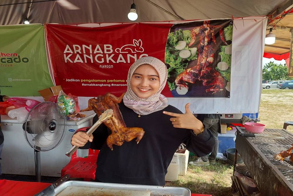 Nur Dania Irdina menunjukkan arnab kangkang yang dijual