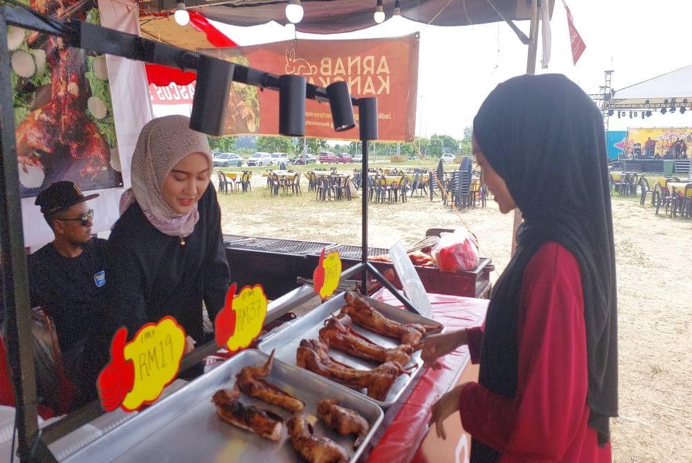 Pengunjung sedang membeli arnab kangkang di sebuah gerai