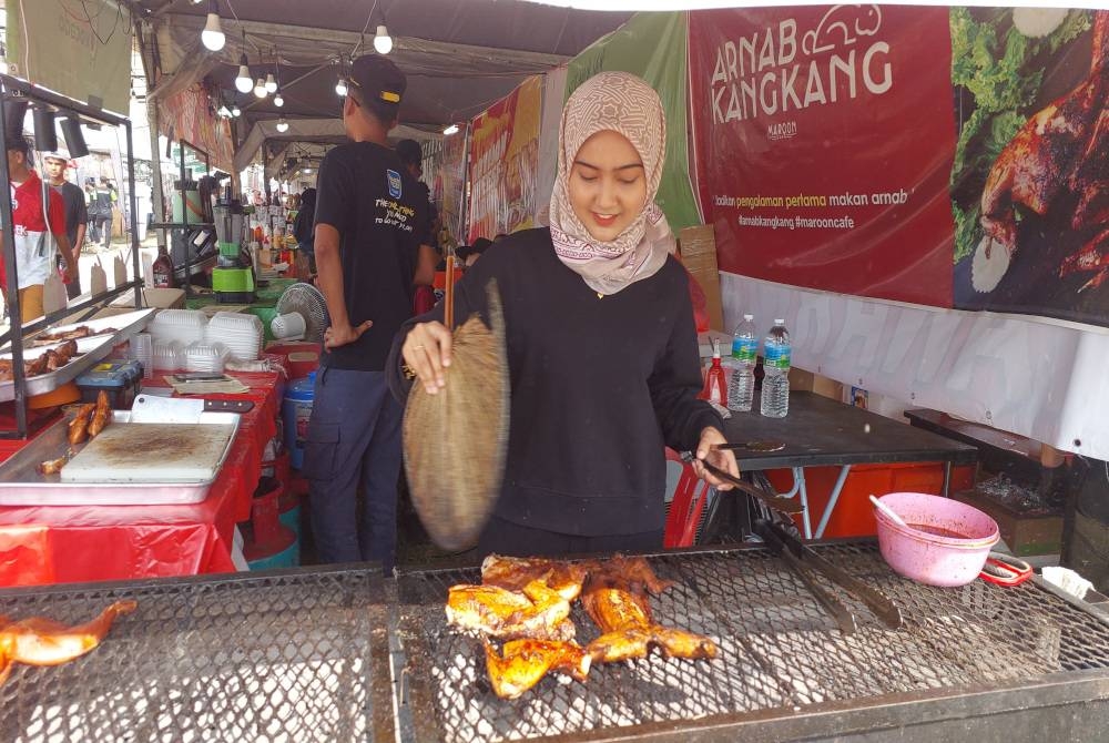 Nur Dania Irdina sedang membakar arnab kangkang