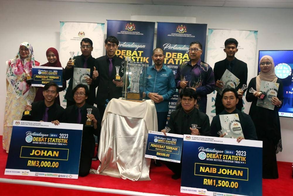 Mohd Uzir (berdiri, empat dari kanan) bersama pemenang-pemenang Pertandingan Peringkat Akhir Debat Statistik Siri Kedua antara IPT.