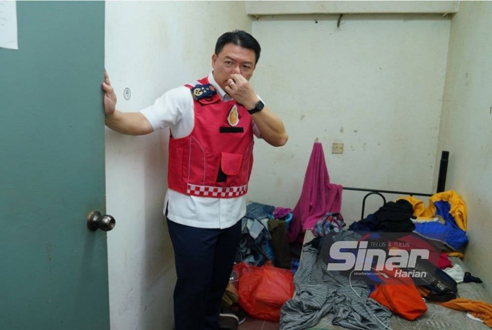 
Kor Ming terpaksa menutup hidung akibat keadaan bilik sewa yang berbau busuk, sempit dan tidak bersih.