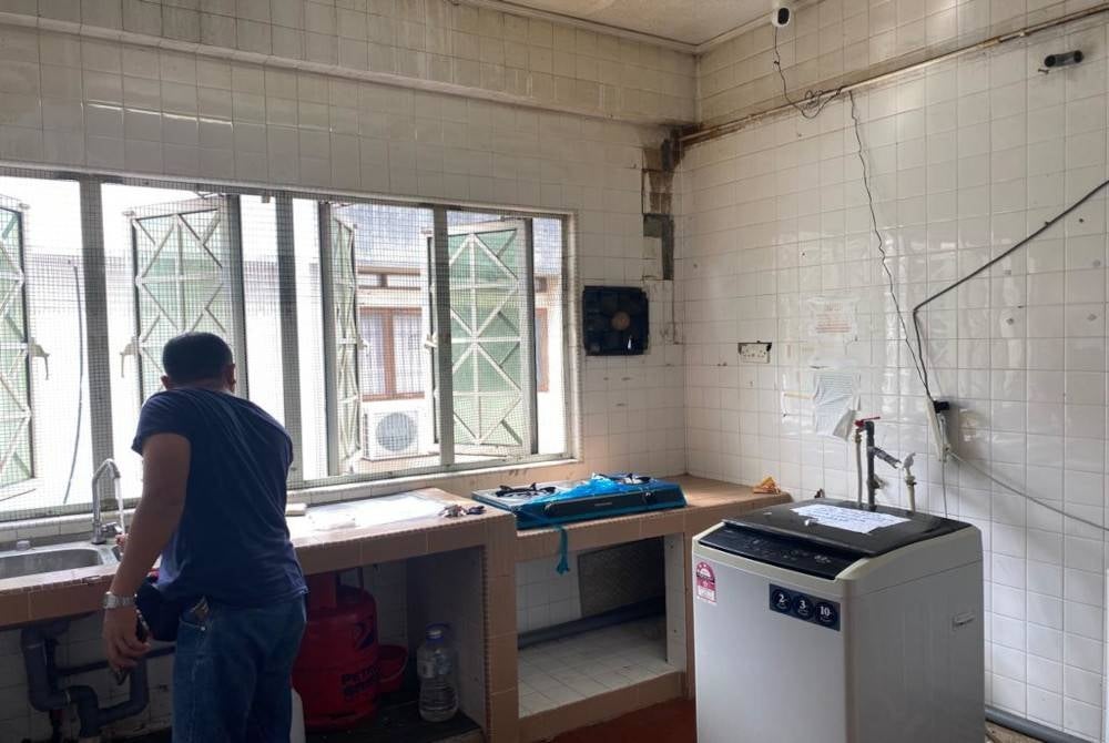 
Setibanya di lokasi premis, kami disambut oleh seorang lelaki berusia 50-an yang kemudiannya menunjukkan bilik serta semua fasiliti yang ada di situ.