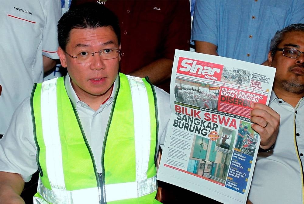 
Kor Ming (kiri) memegang akhbar Sinar Harian pada sidang media selepas Majlis Pecah Tanah bagi Projek Pembinaan Pasar Sementara Pasir Pinji di Padang Kilat, Pasir Pinji hari ini.