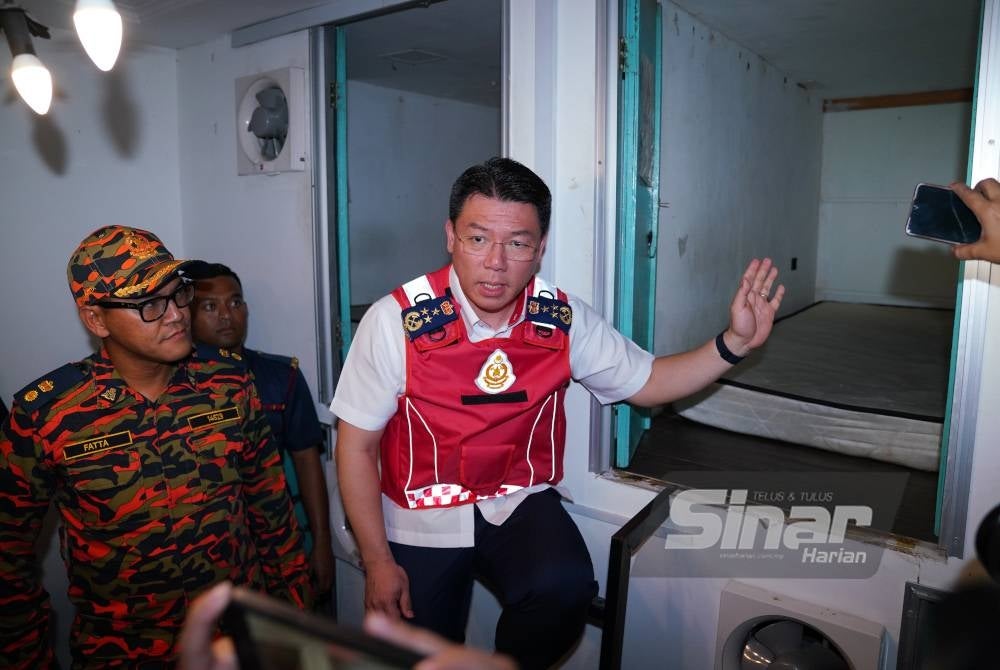 
Selepas sepuluh hari pendedahan Sinar Harian berhubung bilik sewa sempit seperti sangkar burung di Lembah Klang, KPKT melalui JBPM, DBKL serta polis bertindak menyerbu premis tersebut pada Khamis.