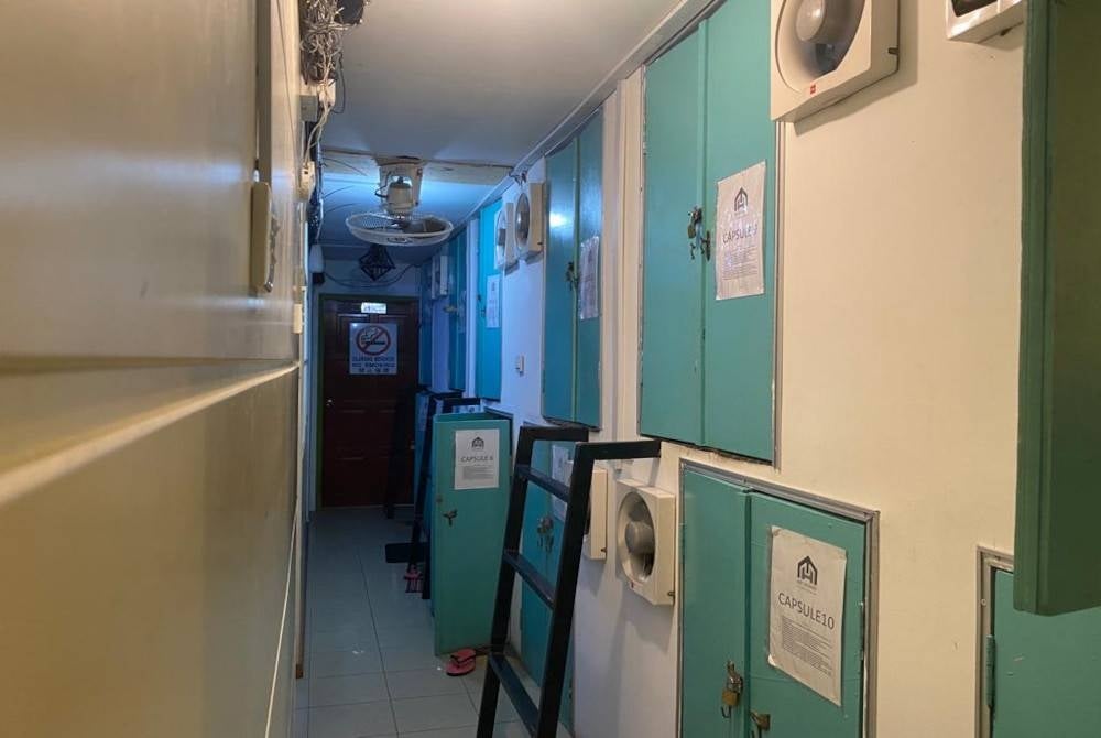 
Sebuah premis rumah kedai yang telah diubah suai menjadi 38 bilik sewa kapsul berkeluasan sekitar 35 kaki persegi dengan kadar sewa RM300 sebulan.