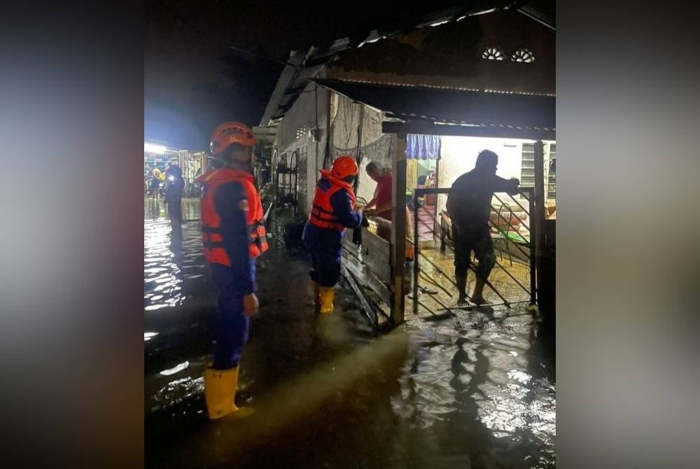 Anggota APM melakukan pemantauan di kawasan terjejas banjir di daerah Bandar Baharu bagi memastikan tahap keselamatan penduduk terjamin. - Foto APM
