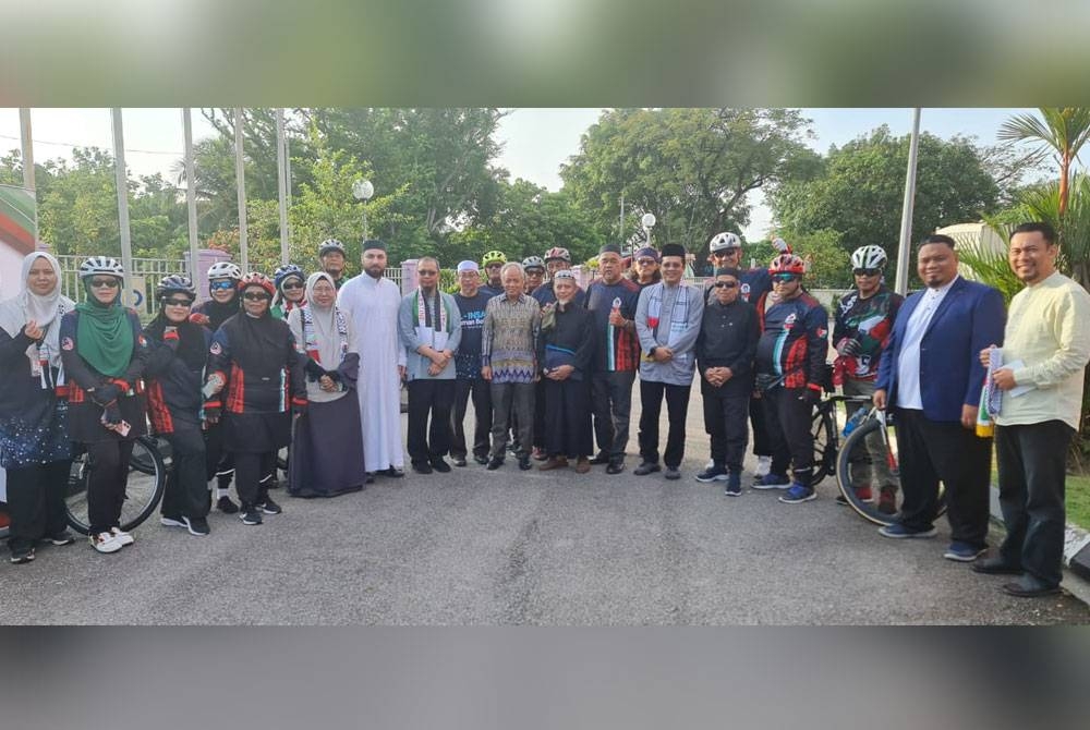 Penasihat Bersama Kumpulan Karangkraf, Datuk Muhammad Nasir Hamzah (sembilan dari kanan) bersama sebahagian hadirin yang hadir menjayakan #QuranHour for Gaza “Kemanusiaan Sejagat” di Kumpulan Karangkraf pada Ahad.