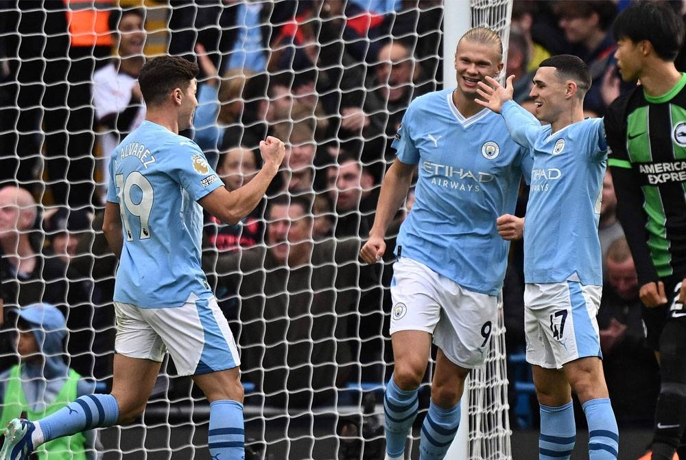 Alvarez (kiri) meraikan jaringannya bersama Haaland (tengah) Phil Foden dalam aksi EPL pada Sabtu. - Foto AFP