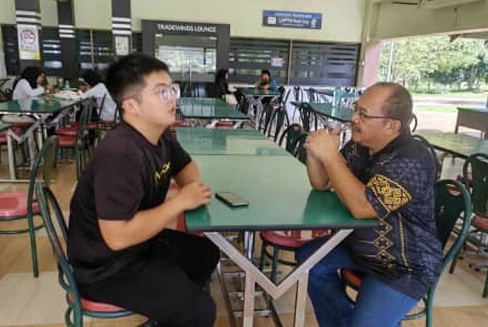Mohd Foad (kanan) ketika bertemu dengan Tan Kun di kafetaria Tradewinds UUM pada Sabtu.