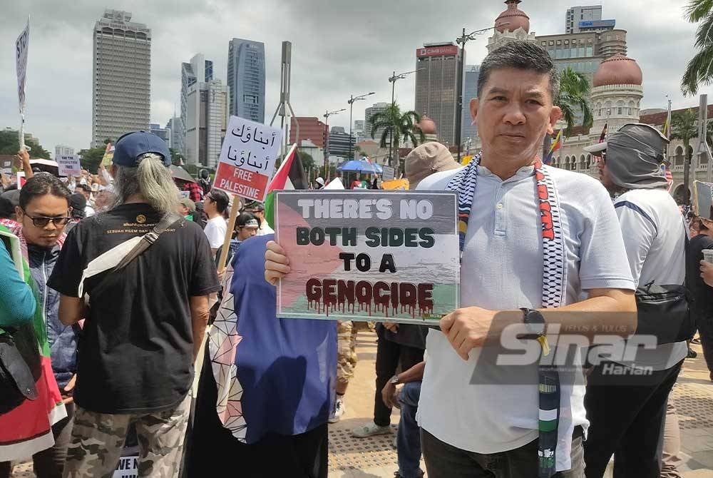 K C Lowdan hadir bersolidariti dalam himpunan Freedom For Palestine di Dataran Merdeka, Kuala Lumpur pada Ahad.