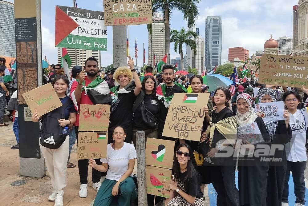 Antara rakyat dari negara lain yang hadir bersolidariti dalam himpunan Freedom For Palestine di Dataran Merdeka pada Ahad.