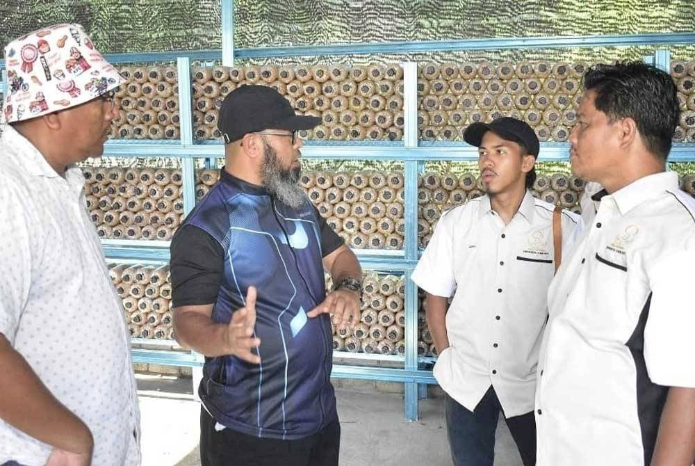 Asmadi (dua dari kiri) berharap rumah cendawan ini akan memberi peluang kepada komuniti rentan untuk mengubah nasib mereka.